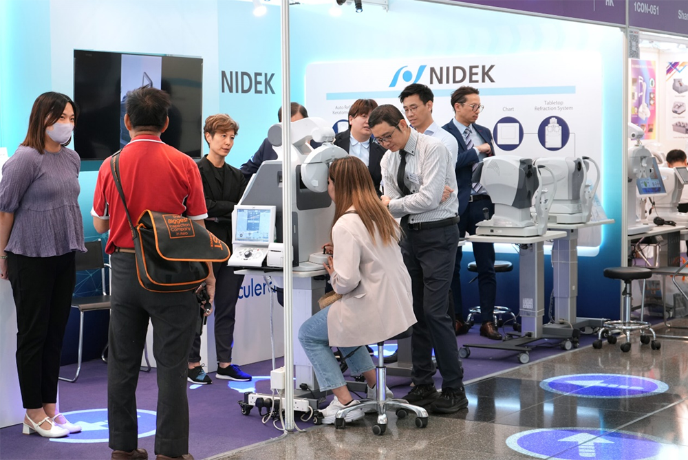 现场开展的眼部健康检查