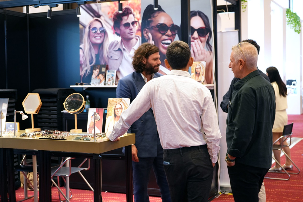 买家们在参展商展位交谈