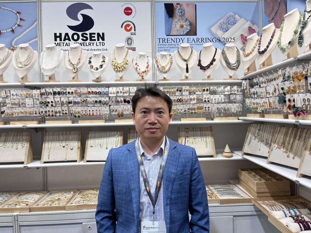 DongGuan HaoSen fashion jewelry display featuring bracelets and necklaces