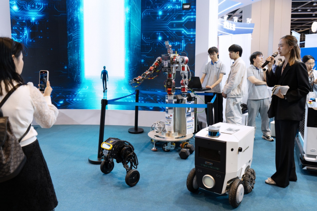 欢迎来到香港创科展的专属科技展区，参观各式各样的机器人