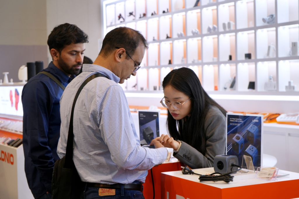 参展人士试用立方体电源插座