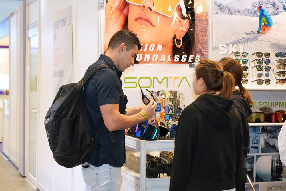 参展商展位上，买家对产品充满兴趣